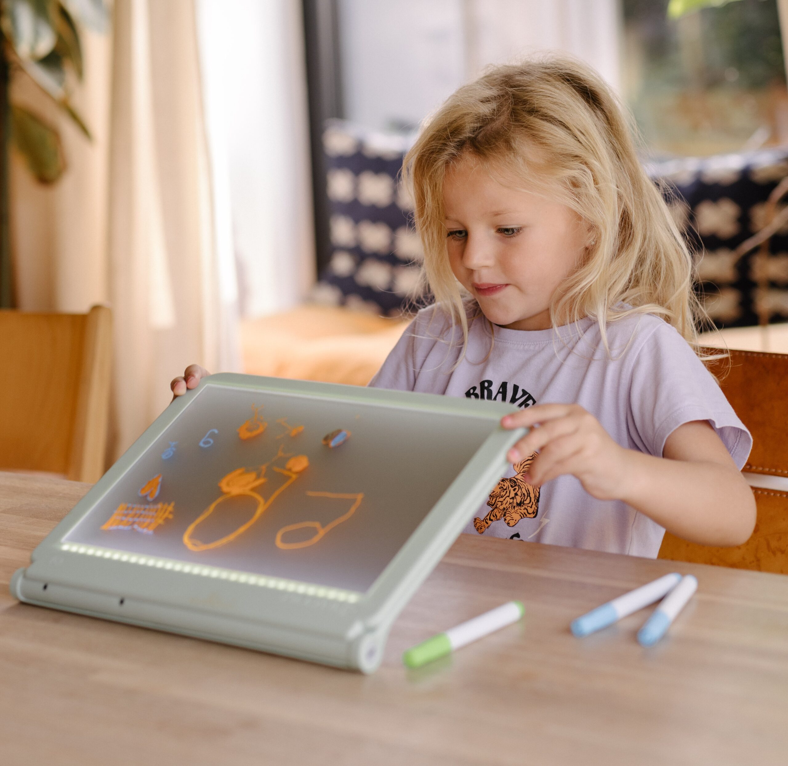 Acheter ICI Table de dessin pour enfants avec tableau